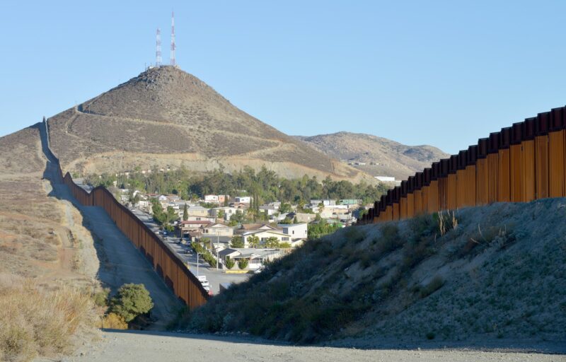 Sigue la construcción del muro en la frontera