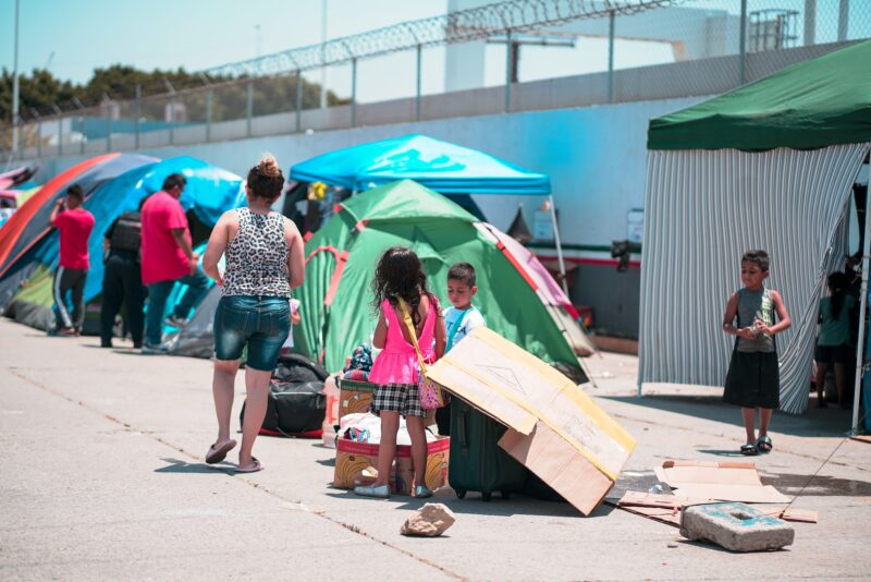 El fiscal general restituye a los jueces de inmigración cerrar casos de deportación